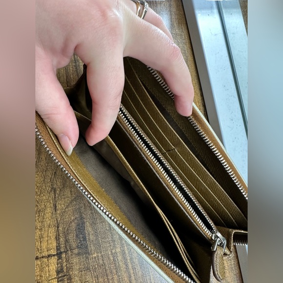 🔥LIMITED TIME SALE🔥Prada Zip Wallet - Picture 8 of 10